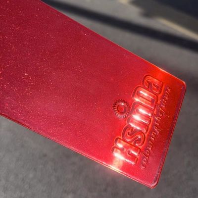 耐久性・保護性に優れた金属表面用の、クロムのような輝きを持つ半透明レッド仕上げのレッドクロムパウダーコーティング